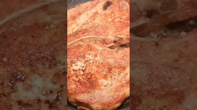 Жарится антрекот на сковороде #food #meat #bbq #pork #entrecote #pork on the rib # pork loin