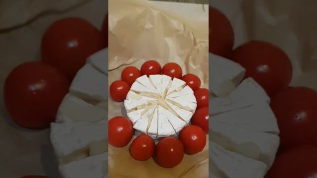 СЫР КАМАМБЕР запеченый👍🔥 с гренками и помидорами черри в духовке.