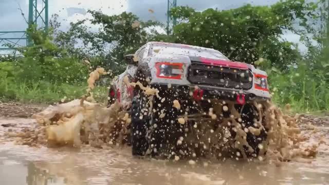 Радиоуправляемая модель внедорожника Ford F-150 Raptor. Едет на все деньги по грязи