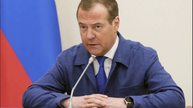 Медведев огорчился, что президент Латвии сломал руку, а не шею