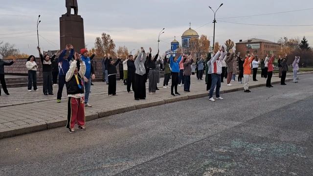 Утренняя зарядка сотрудников мэрии Ачинска