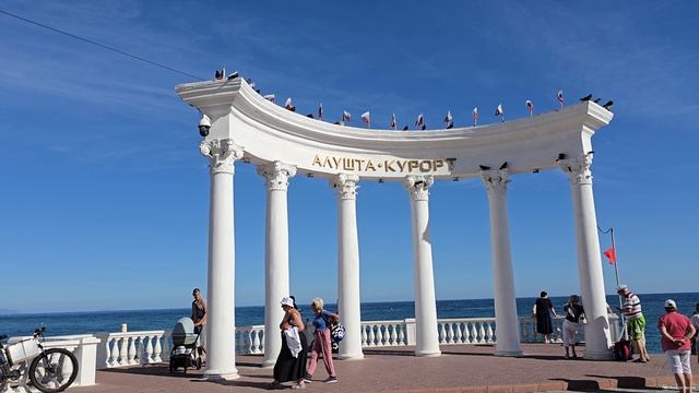 Знаменитая полуротонда 1951 года на набережной Алушты