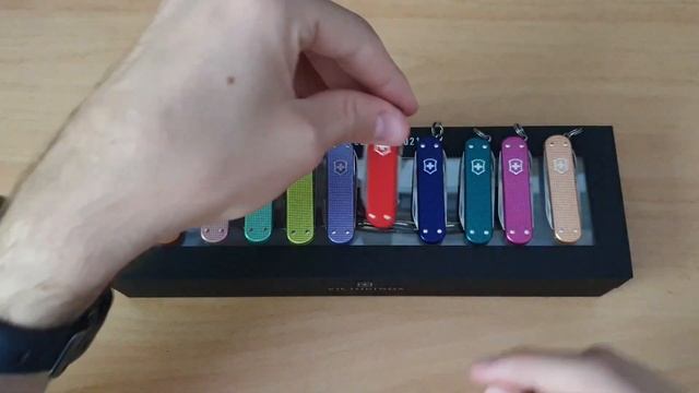 REVIEW Victorinox - CLASSIC COLORS  ALOX Swiss Army Knives