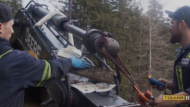 John Deere 200D LC Excavator Breakdown - Fixing A Hydraulic Oil Leak