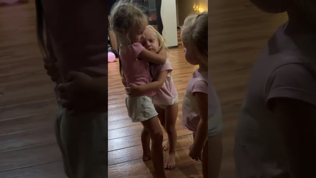 Slow dance #сестры #twins #близняшки #sisters #многодетнаясемья #дети #triplet #twinsisters