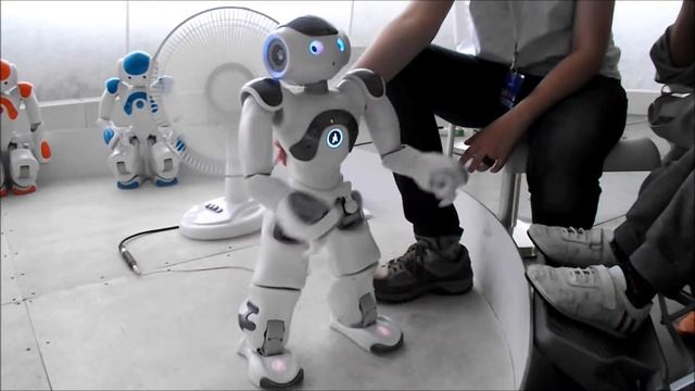 Nao играет с ребенком инвалидом и танцует. Бал Роботов. ArtPlay