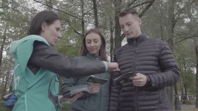 Я прямо их ловлю и раздаю