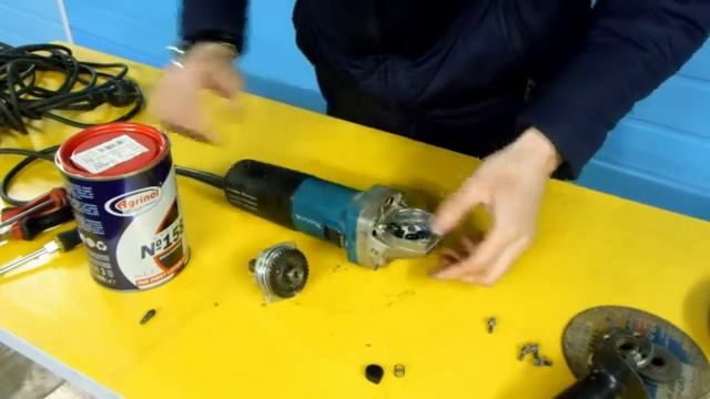 9.Замена стопорной кнопки диска на болгарке Makita 9555HN