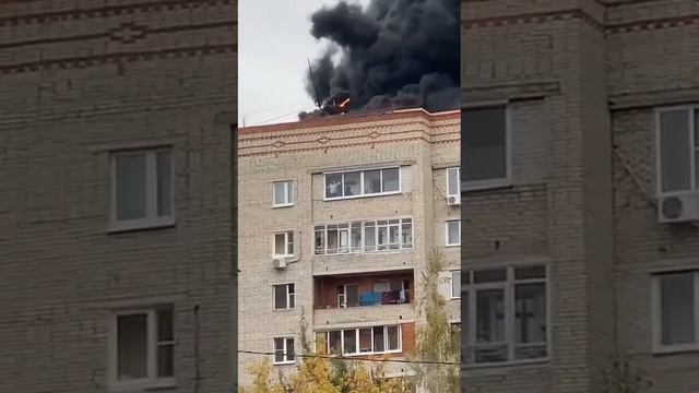 В городе Белоозерский женщина во время пожара в многоэтажке решила помыть окна.