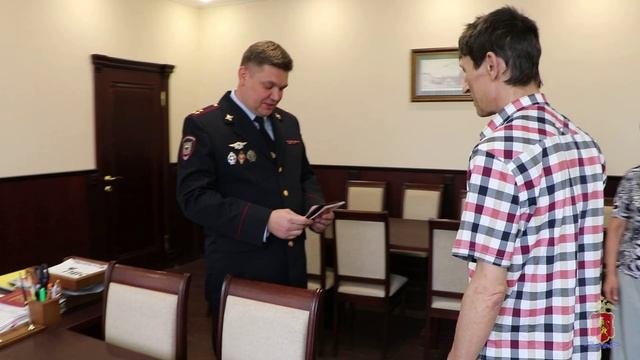 Во Владимире полицейские вручили российский паспорт мужчине, который недавно был эвакуирован из ДНР