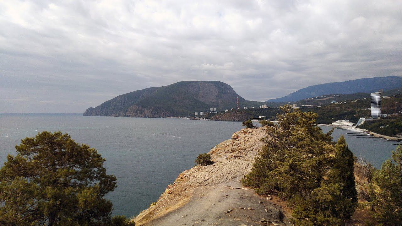 Мыс Плака в посёлке Утёс (Алушта), виды на Аю-Даг, склеп-усыпальница князей Бороздиных и Гагариных