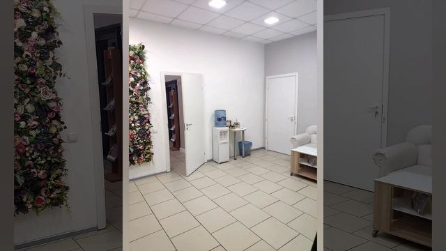 Стеклянная перегородка для салона красоты