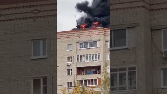 В Подмосковье женщина спокойно себе мыла окна во время пожара .Пожарные приедут, а окна грязные