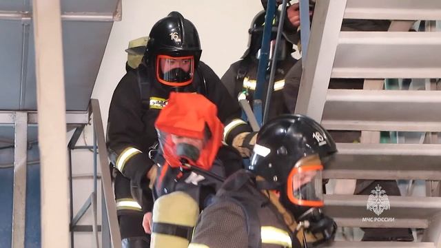 В Кургане огнеборцы МЧС России провели масштабные пожарно-тактические учения на заводе