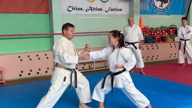 Руки: 🤜 🤛 
Доставление 💪 Силы, 
Скорость и 🦯 Щелчок.