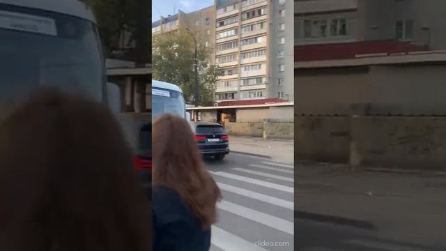 Пьяный водитель протаранил один автобус, и едва не въехал в другой.