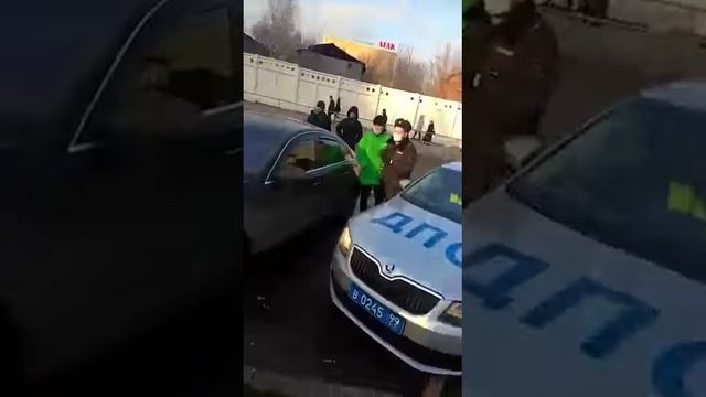 сотрудница ППС избивает мигранта