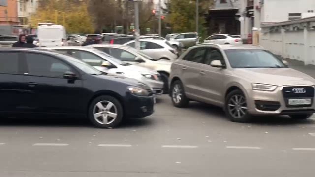 В центре Екатеринбурга образовалась «пробка» к шиномонтажке из автомобилистов