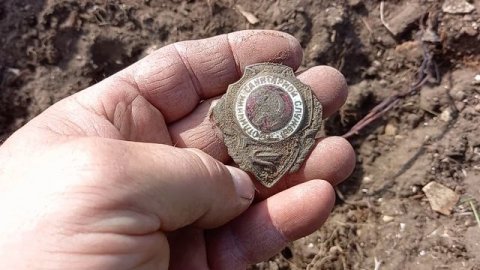 Нагрудный знак медицинской службы раний ссср.