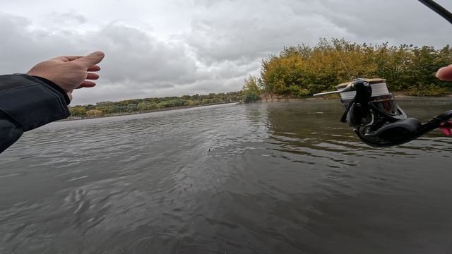 Рыбалка в городе, как она есть. Чего тут, только не плавает. Продолжаем, чего-то ждать.