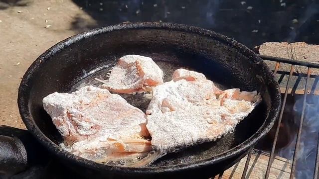 Самая вкусная рыба - на костре . Деревня , готовим на природе . Еда на костре