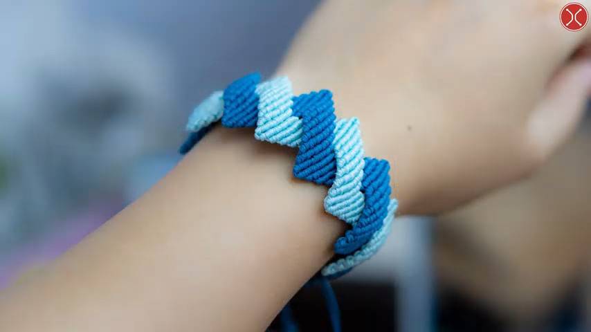 Macrame tutorial： The twist zig-zag bracelet Hướng dẫn thắt vòng tay hai màu zig zag xoắ