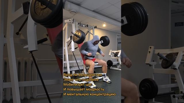 одно из упражнений на грудные, жим в рычажном.mp4