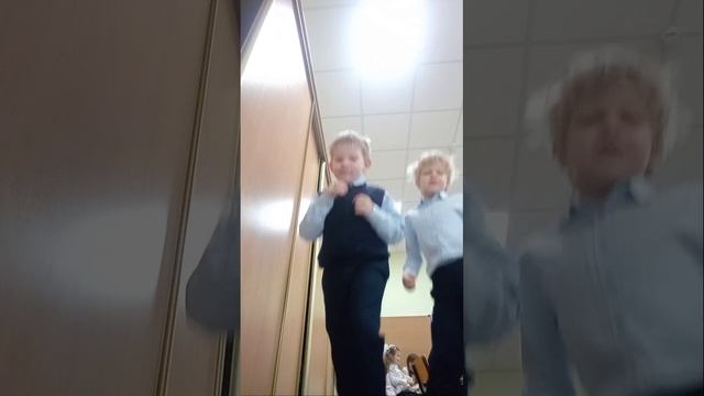 тик-ток, где мы снимаем видео с Ваней
