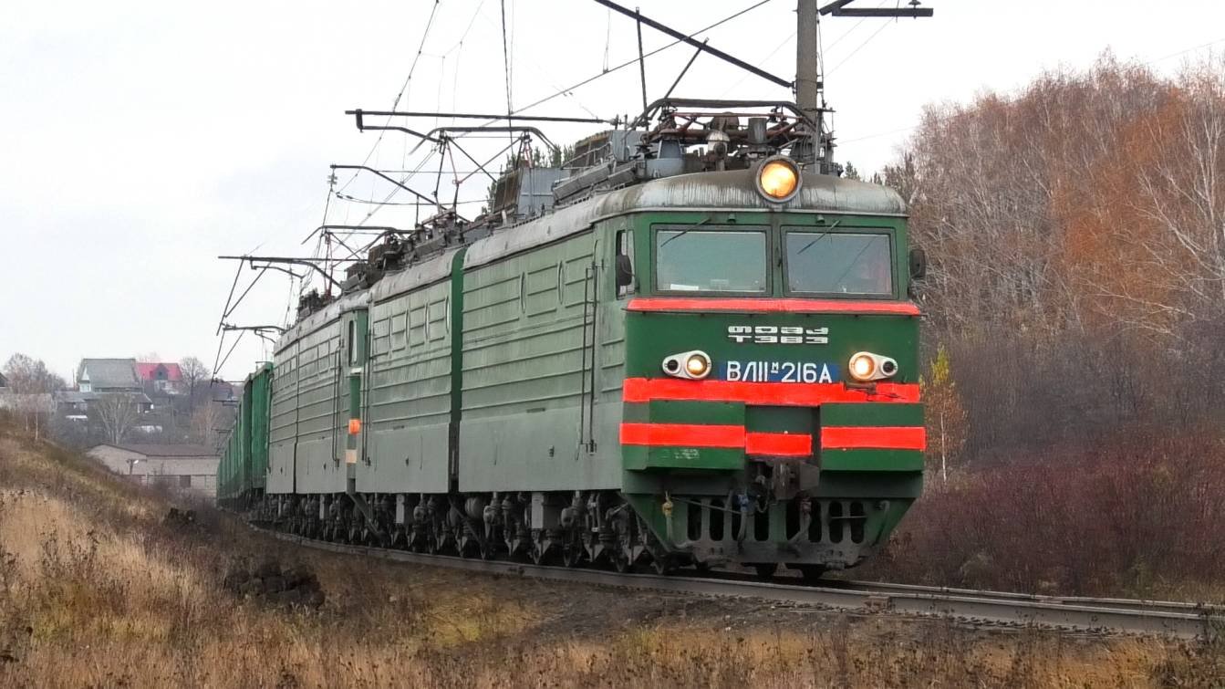 Зеленый по зеленке. ВЛ11М-216231 с грузовым поездом