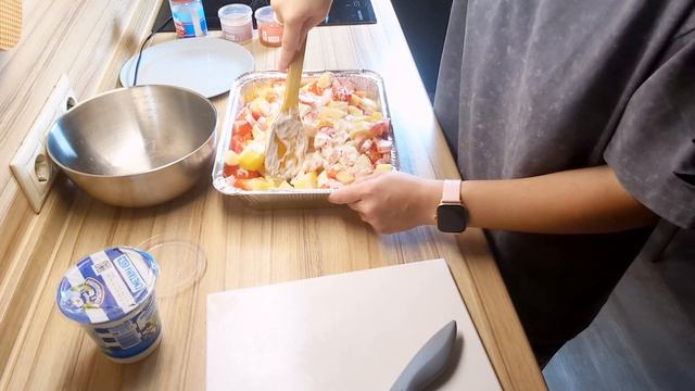 картофель с сосисками и помидорами в духовке