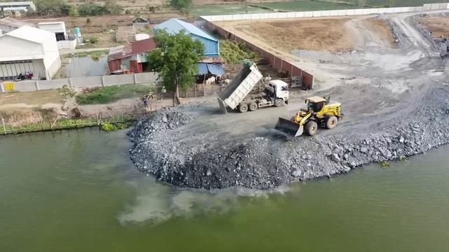 Строительство, из-за  большой глубины грунт всё время уходит на дно