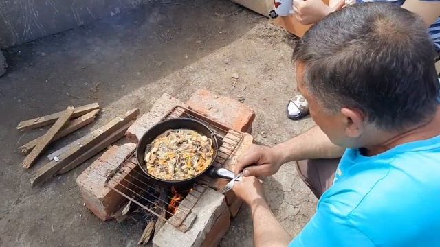 Шампиньоны с гречкой на костре. Бюджетный рецепт в деревне