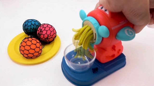 Аппетитное видео! Спагетти из пластелина Playdoh и шариками для снятия стресса