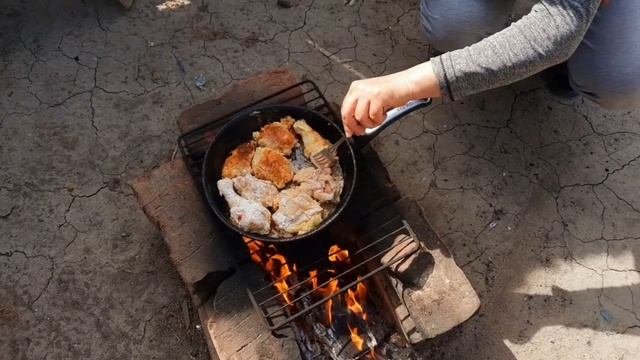 Курочка в яйцах и рисовой муке . Жарим на костре