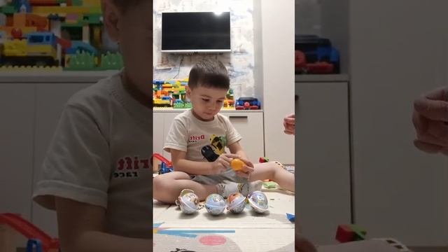 Kinder сюрпризы распаковка. 10.10.2024. Мама и Миша