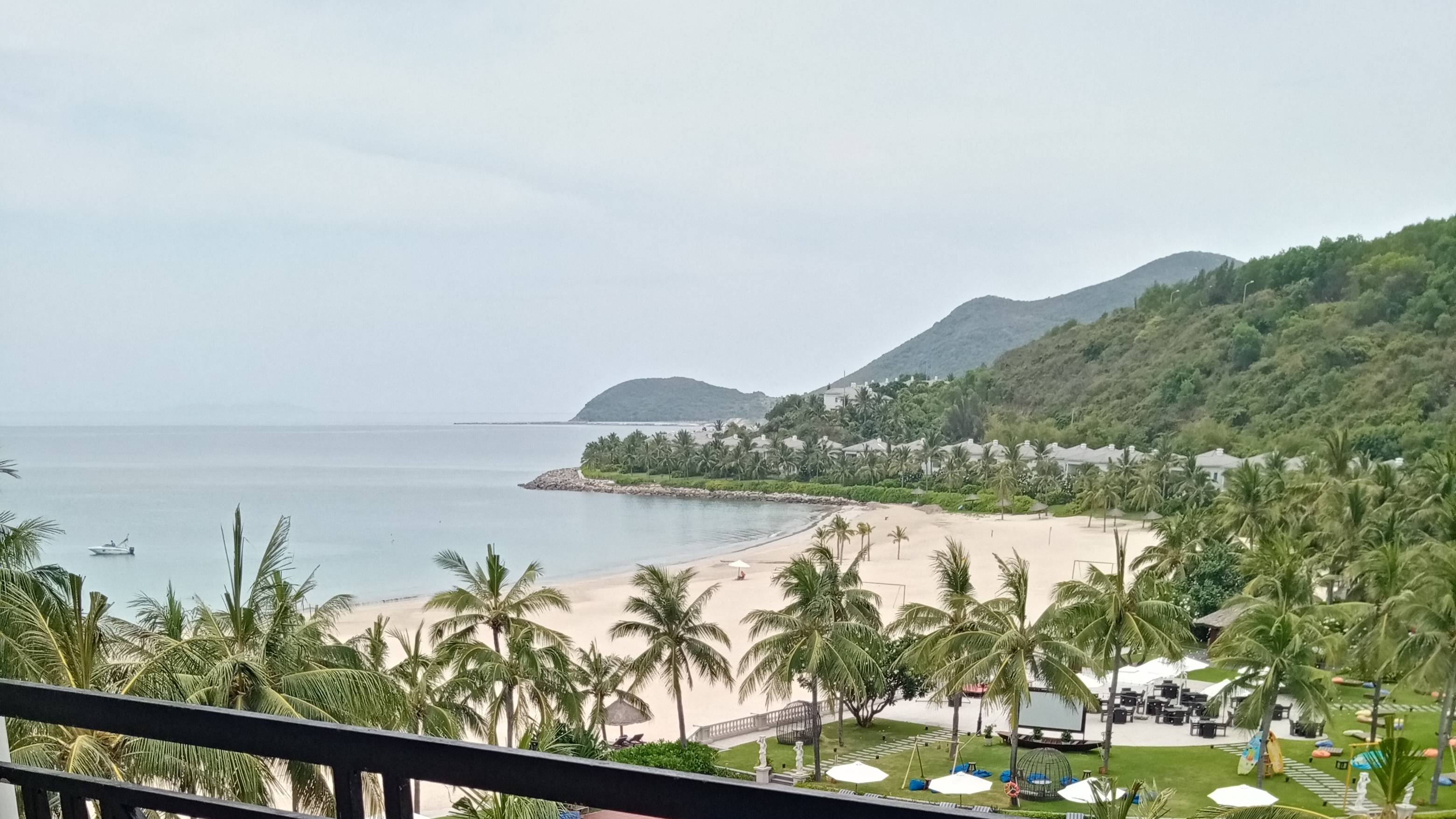 Выходим из отеля Vinpearl resort nha trang 5 на баунти - пляж