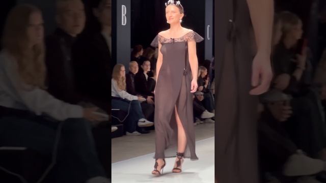 Платье за Оскаром на красную дорожку #неделямодывмоскве #fashion #shots