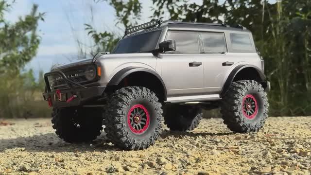 Радиоуправляемый легендарный внедорожник Ford Bronco фирмы WLtoys покоряет бездорожье