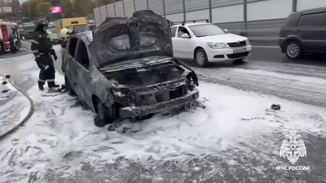 🔥В Москве сотрудники МЧС России потушили горящее авто🔥