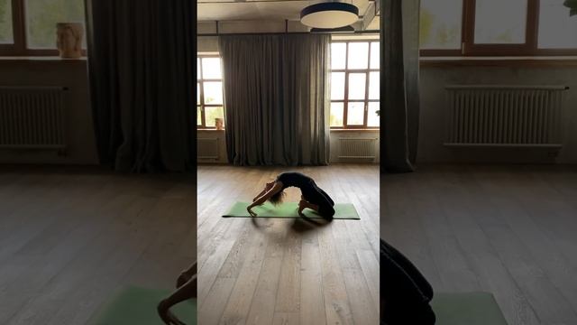 Прогибы заряжают энергией и уверенностью #yoga #йогакаждыйдень