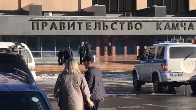 Мужчина с ружьём у здания Администрации Камчатского края