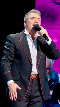 Чуть не рухнул со сцены! Осторожно Дарите Женщины Цветы! 💐 #александрдобронравов #shorts