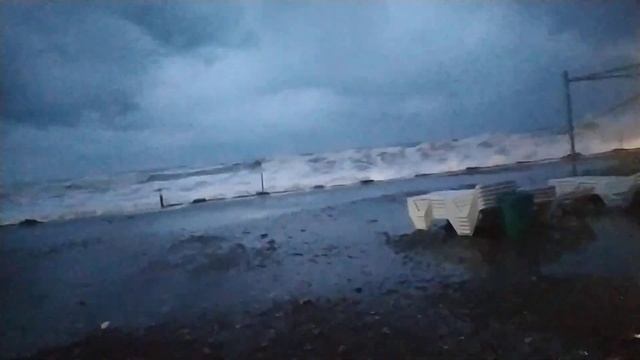 Шторм в Сочи (Кудепста, пляж Пансионат "Бургас") 26.03.2024