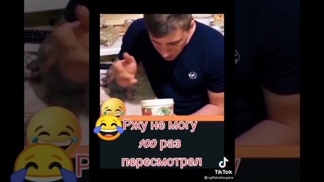 Бабулька орешки передала