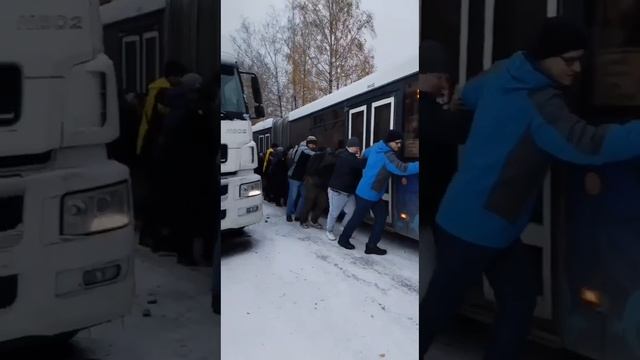 🚌 На Урале пассажиры сами толкали автобус, чтобы добраться до работы