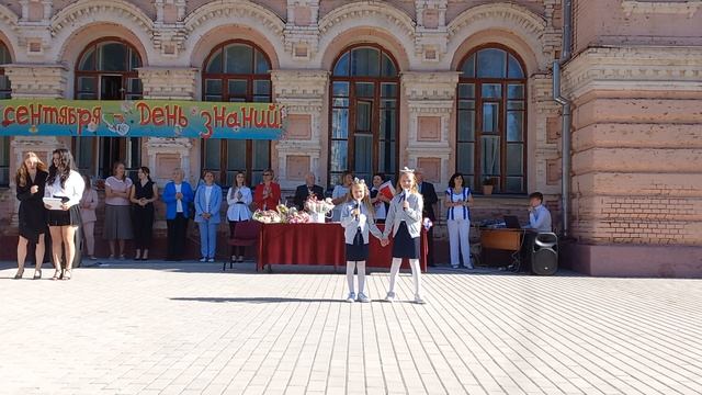 песня первоклашки 1 сентября Полина и Каролина Воронеж