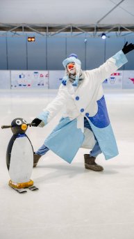 Шайбу-Шайбу! интерактивные игры на льду. клоун-мим театр КАНИКУЛЫ.