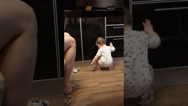 Малыши они такие. Кроха, младенец в первый раз одела обувь. Милашка. Funny baby. Baby first shoes.