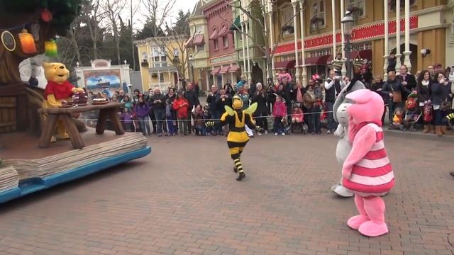 Парад  в Диснейленде (The parade of Disney characters at Disneyland)