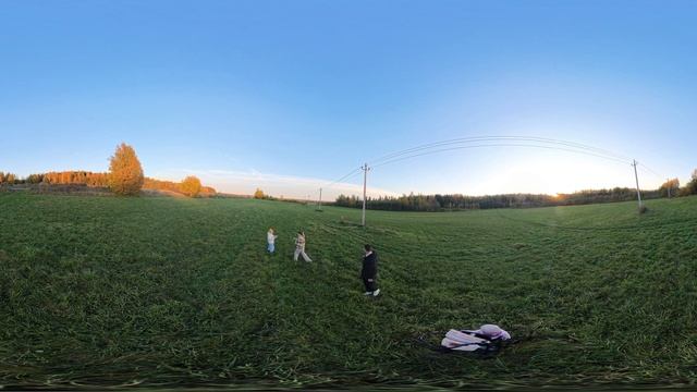 4к видео 360 панорама vr прогулка семьи в осеннем лесу